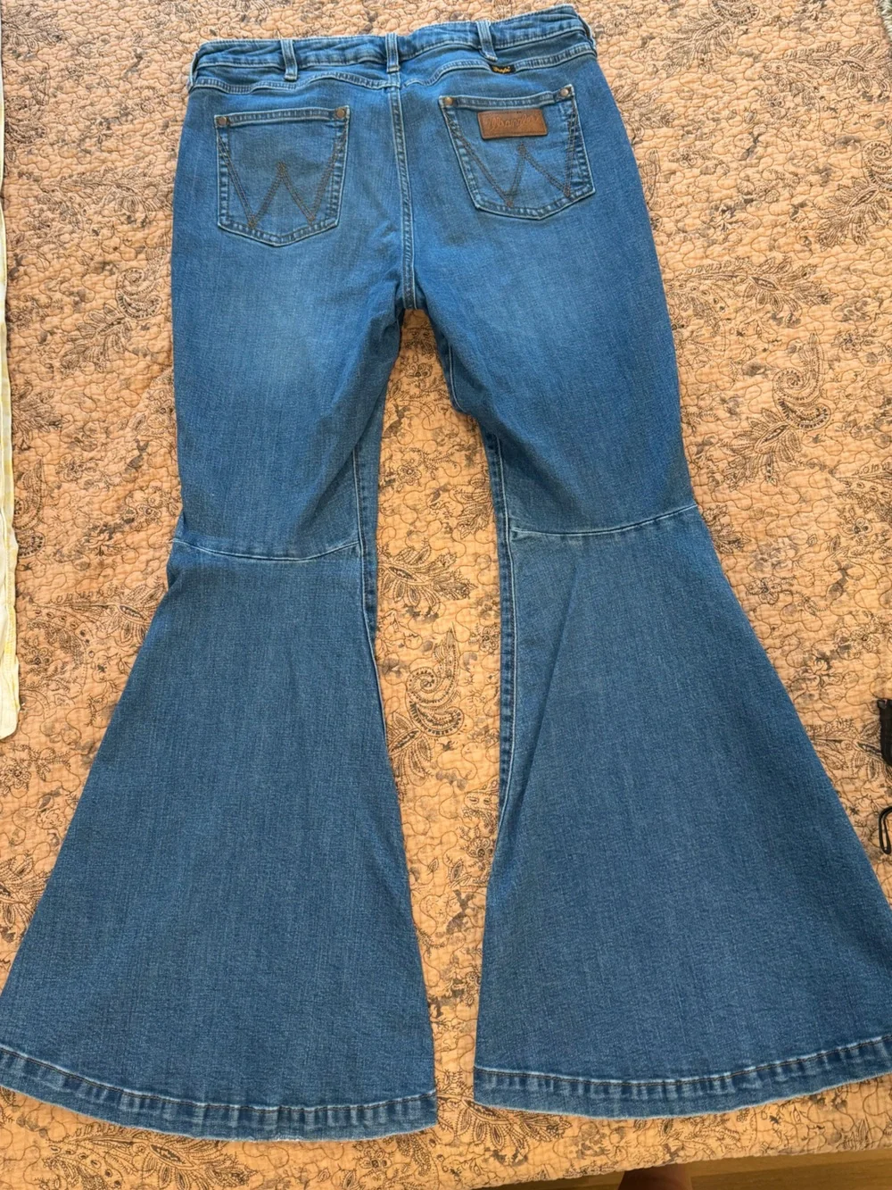 Women’s Wrangler Flared Jeans - High Rise